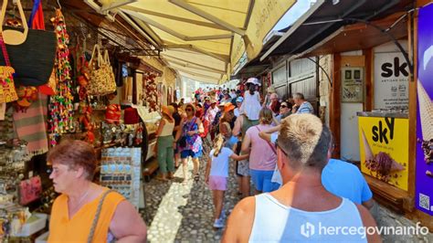 STARI GRAD U KOLOVOZU Rusi se žale na vrućinu Nijemci hvale roštilj i