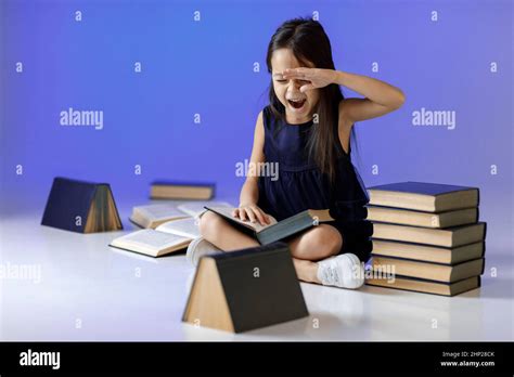 Lindo cansado niña vestido azul oscuro está leyendo un libro El niño y