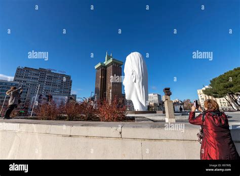 People Taking Pictures Of Julia White Marble Sculpture By Jaume Plensa