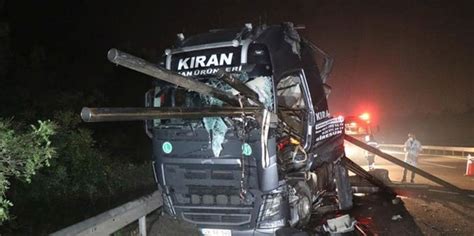 Duran TIR a arkadan başka bir TIR çarptı Feci kazada 2 kişi öldü