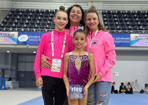 Laia Martínez and Katya Trukhacheva with the coaching staff of CG Les