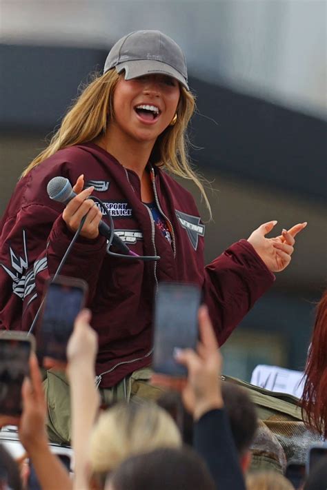 Tate McRae Surprises Fans with Rooftop Performance [11-12-2024