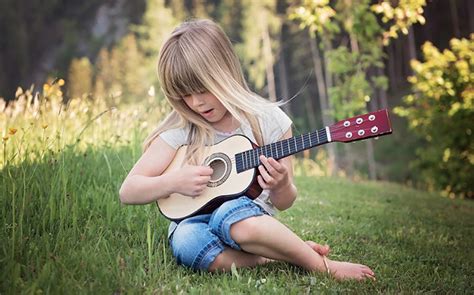 An Essential Guide To How To Strum A Guitar Without A Pick