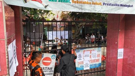 Menolak Sekolah Dibongkar Orang Tua Murid Sdn Pondok Cina 1 Pilih Menginap Dan Usir Satpol Pp