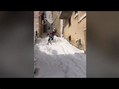 Neve In Abbondanza A Rocca Di Cambio In Abruzzo Si Scia Tra Le