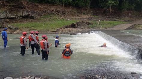 Tim SAR Gabungan Lakukan Pencarian Terhadap Korban Terseret Arus Sungai