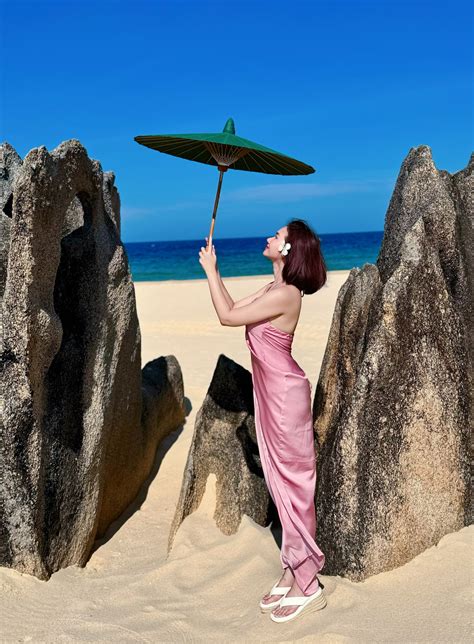 Hương Giang mắt to không mặc bikini vẫn khoe vòng nóng bỏng