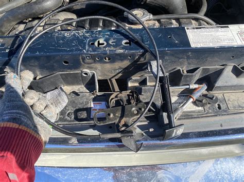 Тросик капота установлен. — Ford E-Series (4G), 5 л, 1993 года | своими ...