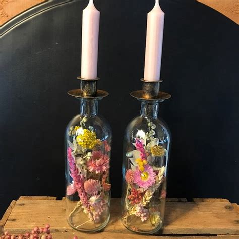 Fleurige Droogbloemen In Een Set Met 2 Kaarsenhouders Van Glas Boeket