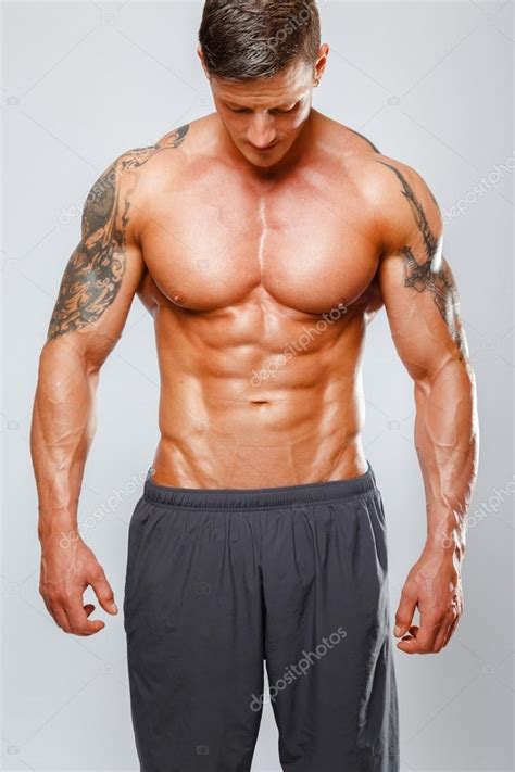 Homme musclé pose montrant son corps — Photo #62585607