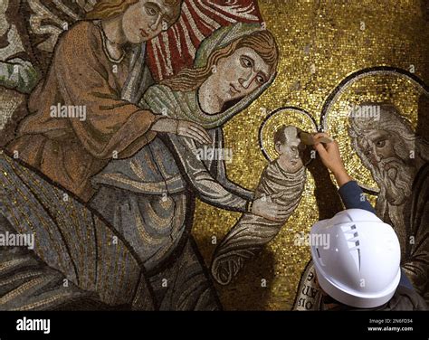 Un Restaurador Est Limpiando La Escena El Nacimiento De San Juan