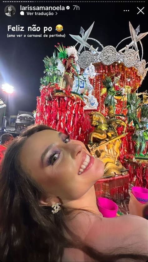 Larissa Manoela se emociona ao ver escolas de samba na Sapucaí Colada