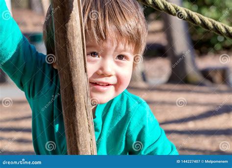 Menino Da Crian A Que Joga Em Um Campo De Jogos Imagem De Stock