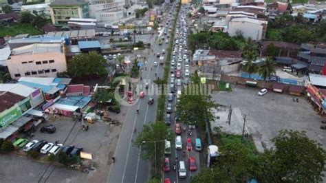 Foto Drone Kendaraan Terjebak Macet Di Jalan Perintis Kemerdekaan