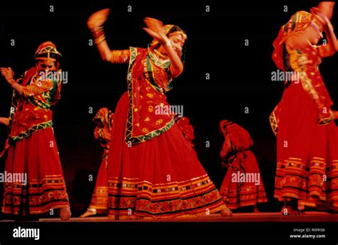 Garba Indian folk dance Navratri Gujarati folk dance folk dances garba ...