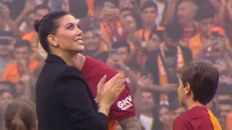 Wanda Nara Recibi Un Inesperado Homenaje En El Estadio De Galatasaray