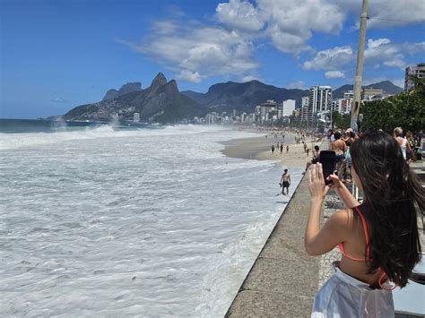 Ressaca Faz Mar Invadir Cal Ad O Na Zona Sul Do Rio Veja V Deo