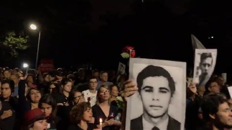 VÍDEO Familiares gritam nomes e exibem cartazes rostos em marcha