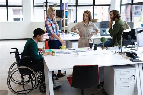 Grupo Diversificado De Colegas De Trabalho Olhando Plantas E Discutindo