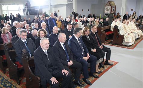 Foto Vjernici Na Uskrs Ispunili Crkve Pogledajte Kako Se Najve I