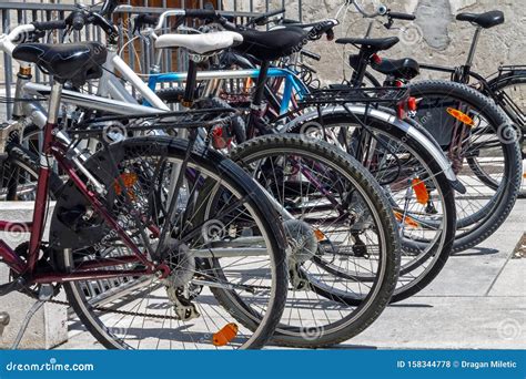 Bicicletas Estacionadas En Fila En Un Estacionamiento Para Bicicletas