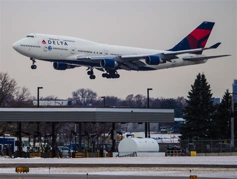 I saw a Delta 747 landing today from the hwy at MSP intnl. The internet ...