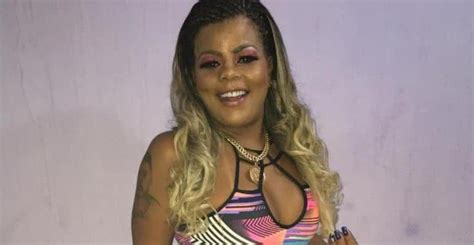 Funkeira Tati Quebra Barraco posa de biquíni