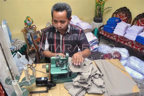 Permintaan Seragam Sekolah Antara Foto