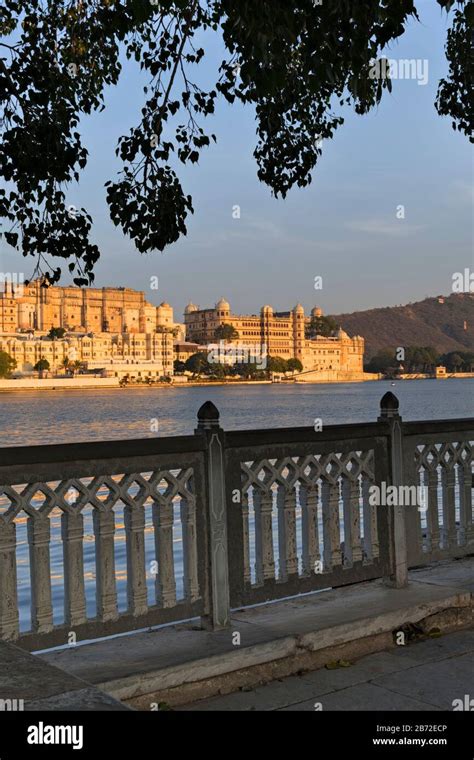 City Palace Lake Pichola Udaipur Rajasthan India Stock Photo Alamy