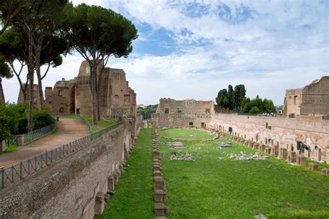 Monte de Palatino em Roma foto de stock. Imagem de roma - 106524154