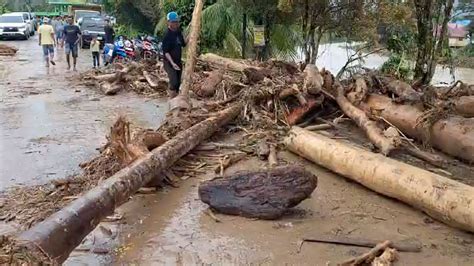 26 Dead 11 Missing After Flash Floods On Indonesias Sumatra Island