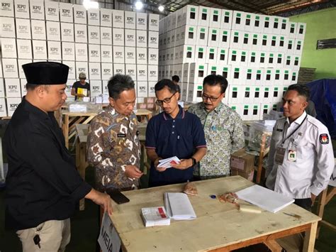 Yedi Rahmat Pj Walikota Serang Awasi Proses Logistik Pemilu 2024