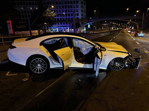 Heftiger Unfall Mit Amg In Stuttgart Drei Verletzte Und Euro