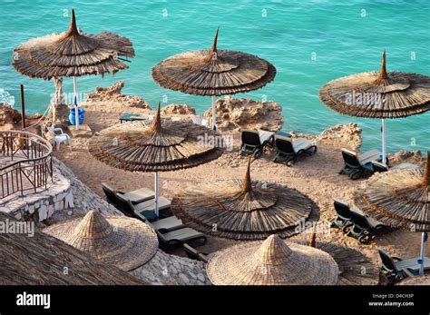 Sombrilla de playa arena mar verano caliente fotografías e imágenes de