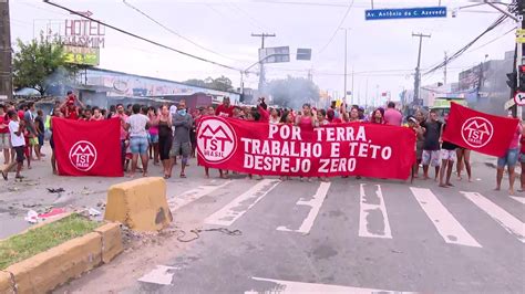 Protesto Por Moradia Interdita Avenida Em Olinda E Complica Tr Nsito