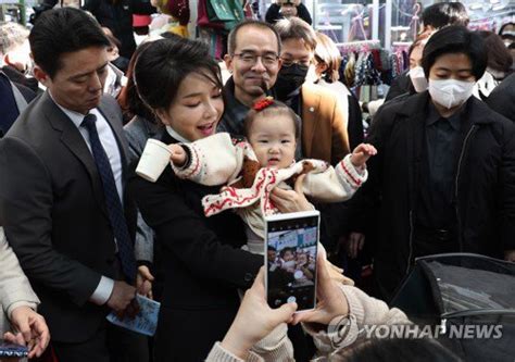 대구 서문시장서 아이 안아주는 김건희 여사 네이트 뉴스