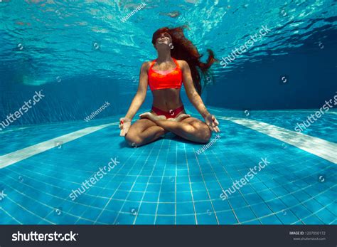 2,235 Underwater holding breath Images, Stock Photos & Vectors | Shutterstock