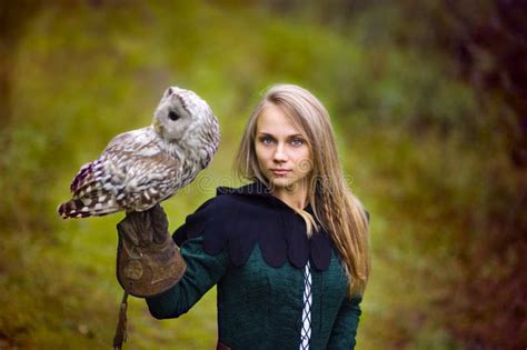 Ung Kvinna I Medeltida Kl Nning Med En Uggla P Hennes Arm Arkivfoto