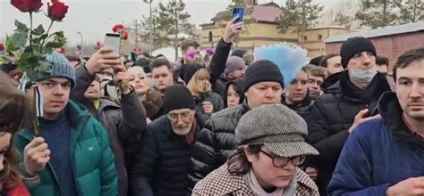 Mii de oameni continuă să aștepte să intre în cimitirul unde este