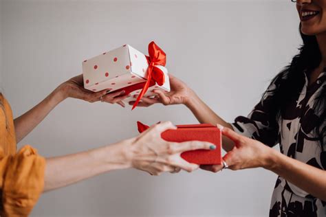 how to play a white elephant gift exchange