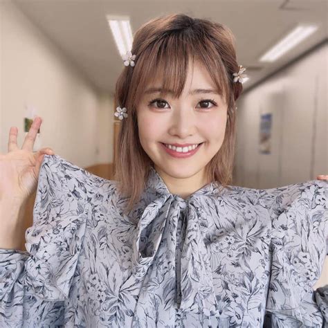 山下まみさんのインスタグラム写真 山下まみinstagram「普段着ないであろうフリフリのワンピースを着て朗読しています📚 おばあさん