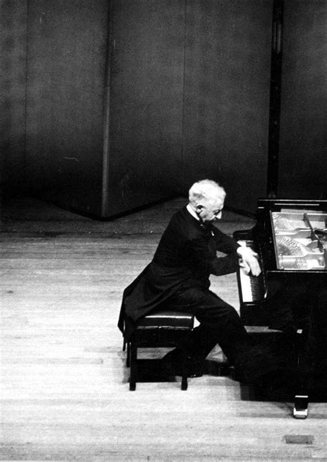 Plano General De Arthur Rubinstein Perfil Derecho Sentado Al Piano