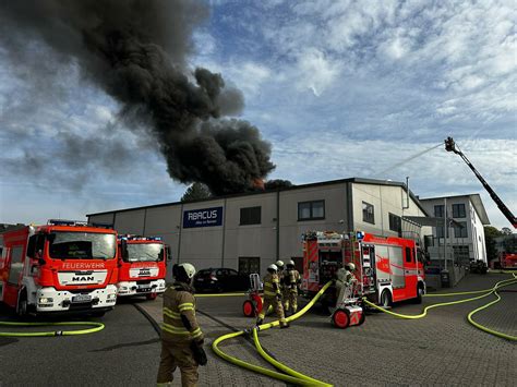 Bergisch Gladbach Schwerverletzter Nach Feuer In Chemiefabrik