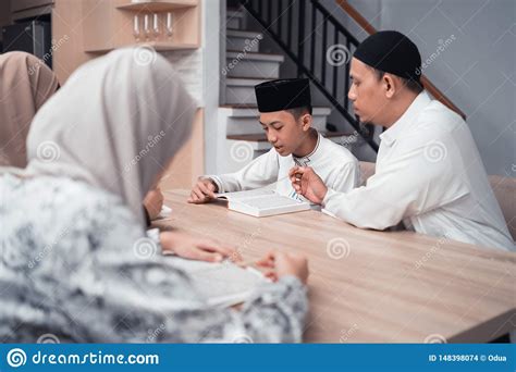 Pai Mu Ulmano Que Ensina A Seu Filho Como Ler O Quran Foto De Stock