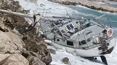 Barca A Vela Finisce Sugli Scogli A Mentone Ricerche In Mare Di