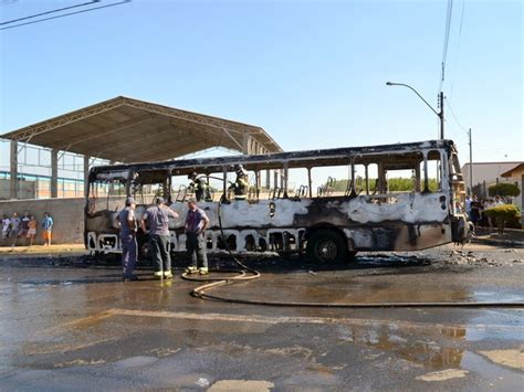 G1 Ônibus é incendiado na periferia de Piracicaba e transporte é