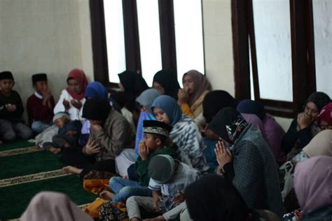 Indahnya Toleransi Umat Muslim Di Bromo Gelar Tradisi Apeman Di Tengah