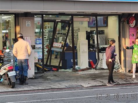 醉上路「撞」慘了 宜蘭駕駛擦撞車輛後撞進全家超商大門