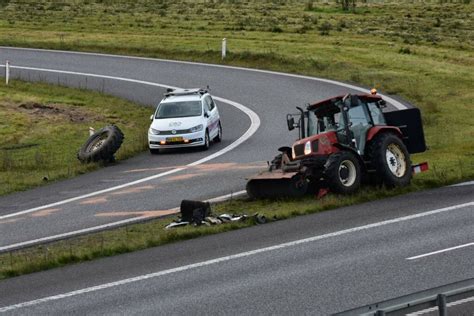 Traktor Og Bil St Dt Sammen Motorvejen Er Helt Sp Rret