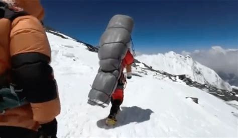 A Nepali Sherpa Carried a Mt. Everest Climber on His Back for 6 Hours ...